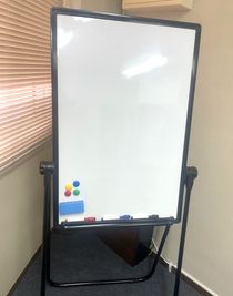 ホワイトボード（書き込み面は縦85ｃｍ横56.5ｃｍになります） - 上六サイドビル2階（レンタルスペースみらい） レンタルスペース、貸し会議室の設備の写真