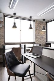 こちらのお席を、1席ごとに区切ってご利用いただいております。 - 田無コワーキングスペースOK西東京（オープンスペース） 田無コワーキングスペースOK西東京-オープンスペース【D】の室内の写真