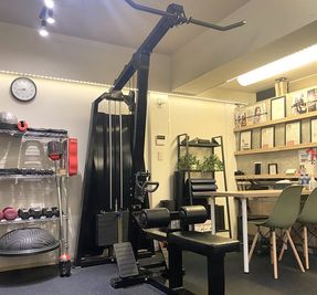 ラットプル＆シーテッドロウ - IDEAL Personal Training Roomの設備の写真