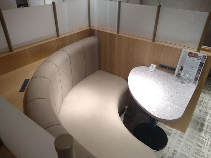 新宿駅（西口）より徒歩5分。
スタッフ常駐のため、安心してご利用いただけます。 - Oak Lounge Oak  Loungeの室内の写真