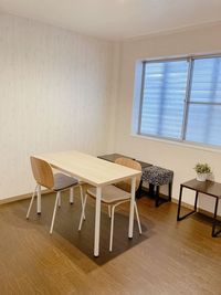 机、イス、洗面設備あり - ヨガスタジオ　フィレックス緑店 フィレックス緑店　レンタルルームの室内の写真