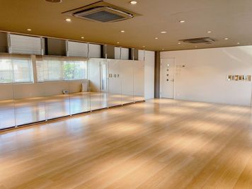 鏡設置！駐車場完備！日差しの入る明るいスタジオ ！更衣室完備！ - ヨガスタジオ　フィレックス緑店
