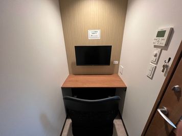 【¥330/30分！新宿駅から1分】モニター・フリードリンク付き1名個室（個室6）※予約時間前は入室不可 - いいオフィス新宿西口