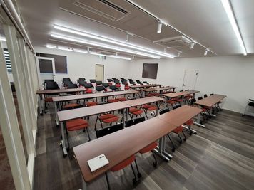 大型スクリーン（150インチ）標準装備の大人数で利用できる会議室です - J-スイッチ