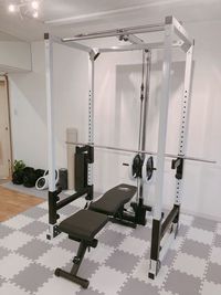 バーベルは最大重量80㎏(バー10㎏)
可変式ダンベル1つ最大重量24㎏ - Matadors Total Beauty池袋店 ジム付レンタルエステサロンの室内の写真