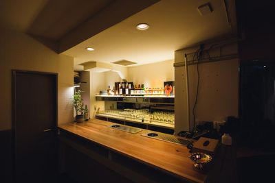 【赤坂見附徒歩2分】貸切BAR(レイケン)/パーティー/2次会 貸切スナック レイケン 大きな鏡張りの可愛いレトロな内装の室内の写真