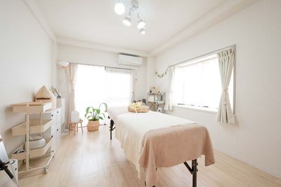 施術の移動にも十分な広さがあるため快適にマッサージをすることができます。 - Share retreat シェアリトリート 【完全個室✨】藤沢本町駅徒歩3分　レンタルサロンシェアリトリートの室内の写真