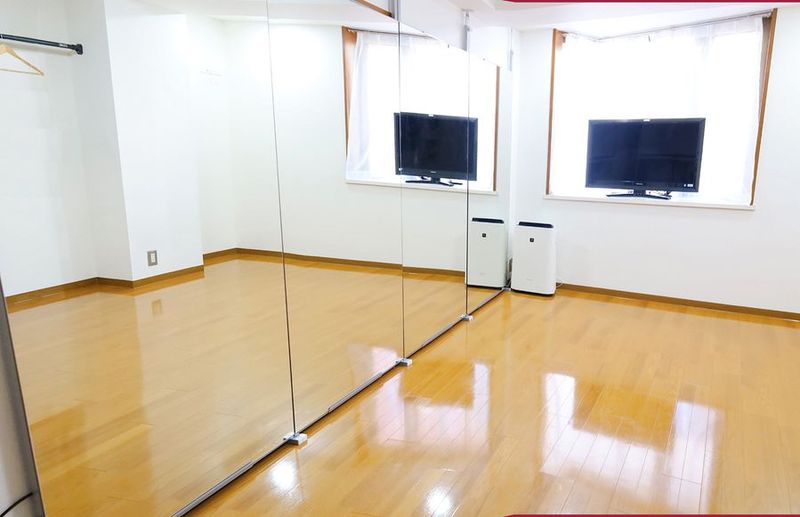 180X320㎝　壁一面全身鏡 - 安い！駅近！ベストスタジオ立川 南口4分ヨガ＆ダンスSTUDIO 地域最安値！立川駅南口徒歩4分ヨガ＆ダンス『ベストスタジオ立川』の室内の写真