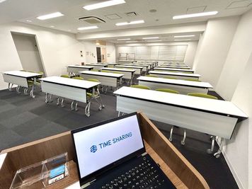 【司会台から一番後ろの席まで見渡せます】 - 【閉店】TIME SHARING 御成門小田急ビル 【閉店】5Fの室内の写真