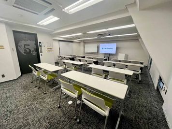 【スクール形式26名着席可能！】 - TIME SHARING 御成門 SANPU BUILDING 【閉店】5Fの室内の写真
