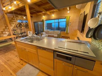１階キッチン - 館山 オーシャンフロント・Baba’s House︎ オーシャンビュー　一軒家　撮影スタジオ・ロケ撮影・テレビ収録の設備の写真