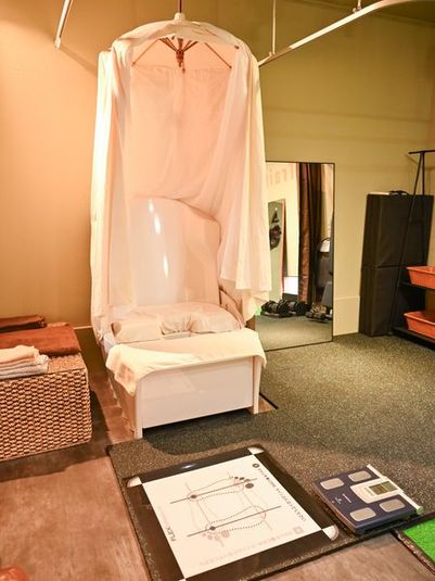 施術ベッド付きトレーニングスペース - コリとる鍼灸整体サロン