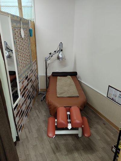 施術ベッド付きトレーニングスペース - コリとる鍼灸整体サロン