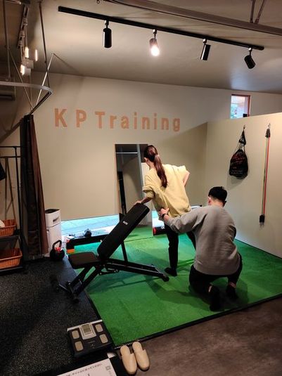 施術ベッド付きトレーニングスペース - コリとる鍼灸整体サロン