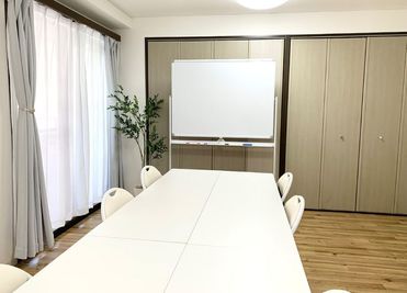 【会議】
クローゼットに収納されている、ホワイトボードを出すだけ。 - ビジネス応援ルーム🖥️ComeAcross大阪レンタルスペース ComeAcross大阪／最大15名／1フロアに1戸の独立型🏠の室内の写真