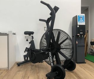 【他スペースと共有】ROGUE Echo Bike(ローグエコーバイク) - GORILLA HUB KOMAGOME | ゴリラハブ駒込 【2名まで】駒込駅徒歩6分の③パワーリフティングスペースの設備の写真