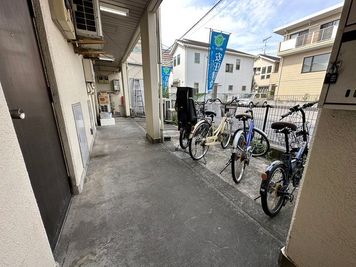 駐輪場はビルの1階、通路奥の右手にございます。 - JUKE BOX Dance Studio 小手指本校 レンタルスタジオJUKE BOX 小手指本校の室内の写真