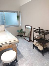 エステベッド、ワゴン　スツール待ち合いタオルウォーマー、使い捨てエステペーパー、ネイルデスクなど - ma cherie 2.アイリスト、ネイリスト、エステティシャン向けレンタルスペースの設備の写真