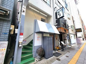 入口はロッカー奥にございます。 - Brown Side 上野 1F Space Side (1F)の外観の写真