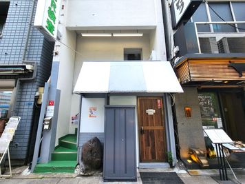 ロッカー横、茶色のドアが入口です。 - Brown Side 上野 1F Space Side (1F)の外観の写真