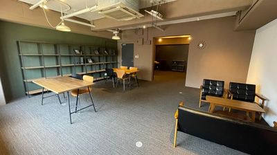5階奥の待合スペース（12名着席）/ご利用時間の前後30分ご使用可/電源あり、Wi-Fiなし/新大阪駅からの遠方ゲストも安心 - 【新大阪駅・西中島南方駅】貸会議室・レンタルスペースCota 【徒歩4分】会議や研修に使えるおしゃれなオフィスビルの多目的空間の室内の写真