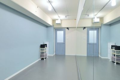 広さ　13.65㎡
利用人数目安　3名
床　リノリウム
鏡　1面
音響設備、更衣室（カーテン仕切）
LEDライト有、Wi-Fi、ヨガマット、撮影用スマホスタンド - Hina STUDIO(ヒナスタジオ)【新宿西口スタジオ】 Hina STUDIO（新宿西口スタジオ）【Bスタジオ】の室内の写真