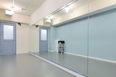 広さ　13.65㎡
利用人数目安　3名
床　リノリウム
鏡　1面
音響設備、更衣室（カーテン仕切）
LEDライト有、Wi-Fi、ヨガマット、撮影用スマホスタンド - Hina STUDIO(ヒナスタジオ)【新宿西口スタジオ】 Hina STUDIO（新宿西口スタジオ）【Bスタジオ】の室内の写真