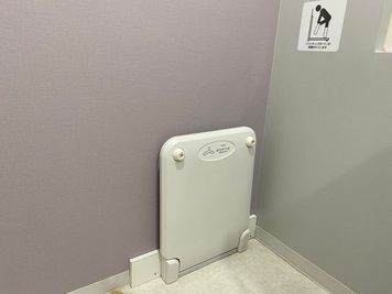 広々としたトイレ。フィッテイングボード有、着替え可。 - Hina STUDIO(ヒナスタジオ)【新宿西口スタジオ】 Hina STUDIO（新宿西口スタジオ）【Bスタジオ】の設備の写真