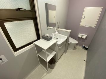 広々としたトイレ。フィッテイングボード有、着替え可。 - Hina STUDIO(ヒナスタジオ)【新宿西口スタジオ】 Hina STUDIO（新宿西口スタジオ）【Bスタジオ】の設備の写真