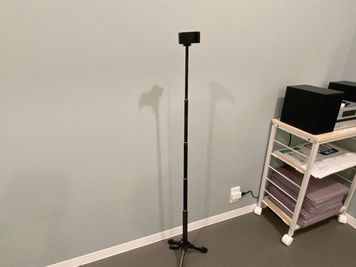 撮影用三脚スマホスタンド - Hina STUDIO(ヒナスタジオ)【新宿西口スタジオ】 Hina STUDIO（新宿西口スタジオ）【Bスタジオ】の設備の写真