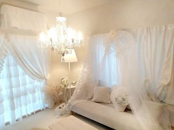 晴れた日の日中は２面の窓から光が差し込みます。８畳のお部屋。シャビ―な家具とレースに囲まれるプリンセス空間。L字の伸縮式テーブルで推し会にも使いやすい♪ - 白い城☆熊本市のレンタルスペース&セルフ写真館 白い城☆ホワイト基調のプリンセス空間の室内の写真