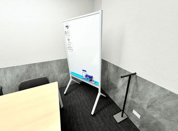 ホワイトボード（W956） - 名古屋会議室 ATS広小路ビル栄駅前店 RoomC（ｾﾙﾌ設営/ロの字）の設備の写真