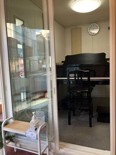 グランドピアノ防音室 - 無人×AI ピアノレンタルスタジオ