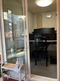 防音室は、Wi-Fi完備なのでピアノ演奏だけでなく、Youtube配信やオンラインゲームなど、大音量でお楽しみください。 - 無人×AI ピアノレンタルスタジオ グランドピアノ防音室の設備の写真