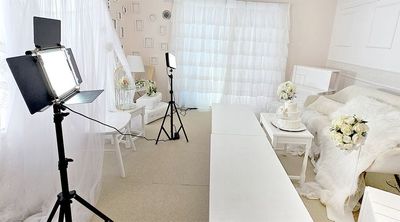 本格的なビデオライト機材２灯も無料で使えます。クオリティの高い撮影や配信に。 - 白い城☆熊本市のレンタルスペース&セルフ写真館 推しの城☆推し会や女子会・ポートレート撮影に！推し祭壇有の設備の写真