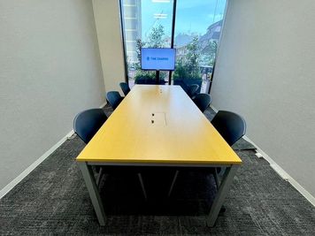 【対面で着席できるので、会議や打ち合わせにオススメです】 - エキスパートオフィス大宮 【閉店】115の室内の写真