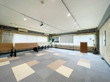 スタッキングして、テーブル等を端に寄せられます - 【エフスペ渋谷】高速Wi-Fi｜ウォーターサーバー飲み放題｜ 【渋谷駅徒歩5分】💣大規模リニューアル💣 Wi-Fi無料！ の室内の写真
