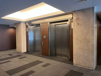 スタンダード会議室　六本木一丁目店 2階M会議室の入口の写真