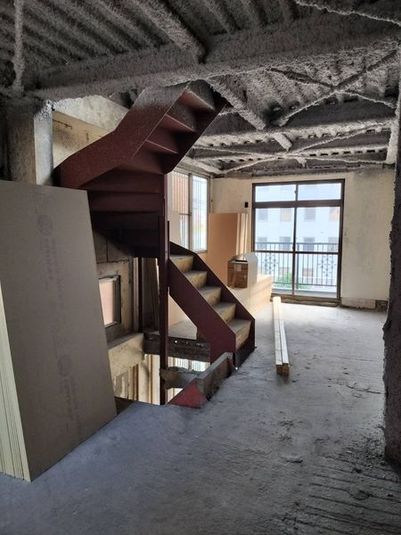 廃墟風　スケルトン貸しレンタルスペース - 焼き鳥鳥ハチ　3階-4階レンタルスペース　