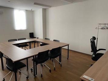 キャスター付きのテーブル（120cm）が８本とミーティングチェア11脚とゲーミングチェア1脚があります - CoWorks24佐世保店 4階オフィススペース(商談、面接など様々な用途に活用できる個室）の室内の写真