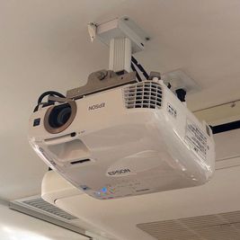 プロジェクター (1台)【5500円／回】EPSON EH-TW5350（HDMIコード接続のみ）スクリーン付き - オンザルーフプラス 会議・セミナースペースの設備の写真