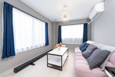 🏡✨モダンで明るいこの部屋は、各種パーティーやライブ配信、写真撮影に理想的なスペースです。📸🎥洗練されたデザインがどんなシーンにもマッチします。🌟🎉 - 【2T】天満駅💕デート、パーティ、誕生日会、推し活 【2T】天満✨扇町1分✨天満3分✨の室内の写真