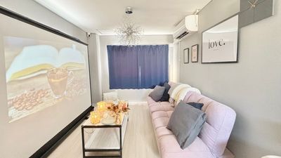 🎬✨エレガントなインテリアと100インチプロジェクターが特徴のこの部屋は、映画鑑賞に最適です📽️🛋️快適で機能的な空間が皆様をお待ちしています🌟🤝 - 【2T】天満駅💕デート、パーティ、誕生日会、推し活 【2T】天満✨扇町1分✨天満3分✨の室内の写真