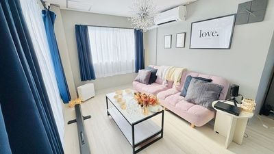 🌟 採光抜群で洗練された空間は、忘年会や女子会、YouTube撮影に最適です🪑💖心地よいインテリアで特別な時間を演出し、華やかに彩ります🎉✨ - 【2T】天満駅💕デート、パーティ、誕生日会、推し活 Cozy & Chic 天満の室内の写真