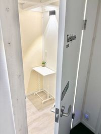 電話ブースもございます。
個室での通話や会話も可能です。 - WorkWork　 会議室（202号室）の設備の写真