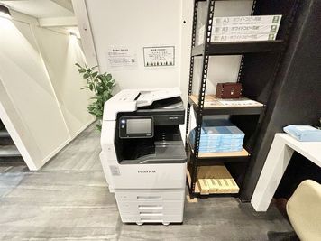 1日10枚まで無料でコピーができます。
それ以降は１円/白黒、10円/カラーにてご利用可能。
スキャンは完全無料です。 - WorkWork　 会議室（202号室）の室内の写真