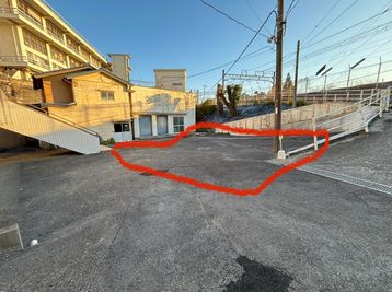 駐車場です。赤枠のところにご自由にお停めください。全体で約10台分駐車できます。 - WorkWork　 会議室（202号室）の室内の写真