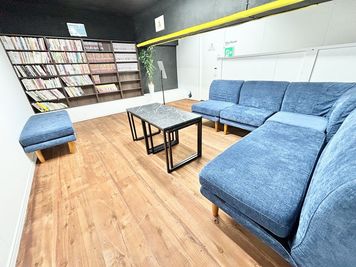 図書スペースはご自由に誰でもご利用できます。
個室ブースにも持ち込めます、読み終わりましたら元の位置にお戻しください。 - WorkWork　 完全個室ブース Iの設備の写真