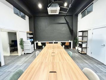 広々オープンスペースが各個室の中心にあります。
左側に複合機、右側に各種ケーブル、文房具、電子レンジ、冷蔵庫等があります。 - WorkWork　 完全個室ブース Iの室内の写真