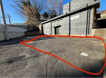 店舗の駐車場です。赤枠のところにご自由にお停めください。全体で約10台分駐車できます。 - WorkWork　 完全個室ブース Iの室内の写真